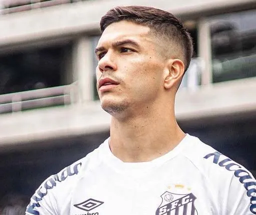 (Instagram: @rodrifernandezce) - Rodrigo Fernandez pelo Santos - Reprodução/Divulgação