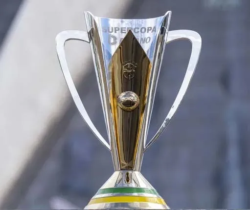 Taça da Supercopa do Brasil será disputada entre Palmeiras e São Paulo, campeões do Brasileiro e Copa do Brasil de 2023 — Foto: Divulgação/CBF